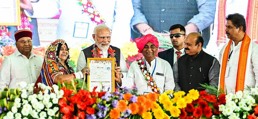 ಕಲಬುರಗಿ ಜಿಲ್ಲೆಯ ಸೇಡಂ ತಾಲ್ಲೂಕಿನ ಮಳಖೇಡದಲ್ಲಿ ಗುರುವಾರ ನಡೆದ ಕಾರ್ಯಕ್ರಮದಲ್ಲಿ ಪ್ರಧಾನಿ ನರೇಂದ್ರ ಮೋದಿ ಅವರು ಫಲಾನುಭವಿಗಳಿಗೆ ಹಕ್ಕುಪತ್ರ ವಿತರಿಸಿದರು. ರಾಜ್ಯಪಾಲ ಥಾವರಚಂದ್ ಗೆಹಲೋತ್, ಮುಖ್ಯಮಂತ್ರಿ ಬಸವರಾಜ ಬೊಮ್ಮಾಯಿ, ಕಂದಾಯ ಸಚಿವ ಆರ್.ಆಶೋಕ ಇದ್ದರು ಪ್ರಜಾವಾಣಿ ಚಿತ್ರ: ತಾಜುದ್ದೀನ್ ಆಜಾದ್