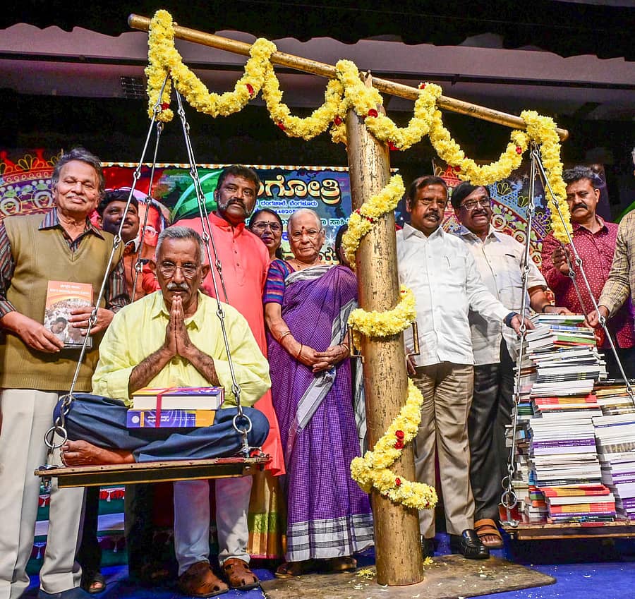 ಪುಸ್ತಕಮನೆ ಹರಿಹರಪ್ರಿಯ ಅವರಿಗೆ ಪುಸ್ತಕ ತುಲಾಭಾರ ನಡೆಸಲಾಯಿತು. ಬರಗೂರು ರಾಮಚಂದ್ರಪ್ಪ, ಜಿಪಿಓ ಚಂದ್ರು, ರಂಗೋತ್ರಿಯ ಸಂಸ್ಥಾಪಕ ಕಾರ್ಯದರ್ಶಿ ಕುಮಾರ್ ಕೆ.ಎಚ್., ಎಂ. ಪ್ರಿಯದರ್ಶಿನಿ, ಹರಿಹರಪ್ರಿಯ ಅವರ ಪತ್ನಿ ಸುನಂದಾ ಹಾಗೂ ರಾಜ್ಯಸಭೆ ಸದಸ್ಯ ಎಲ್. ಹನುಮಂತಯ್ಯ ಇದ್ದಾರೆ. –ಪ್ರಜಾವಾಣಿ ಚಿತ್ರ