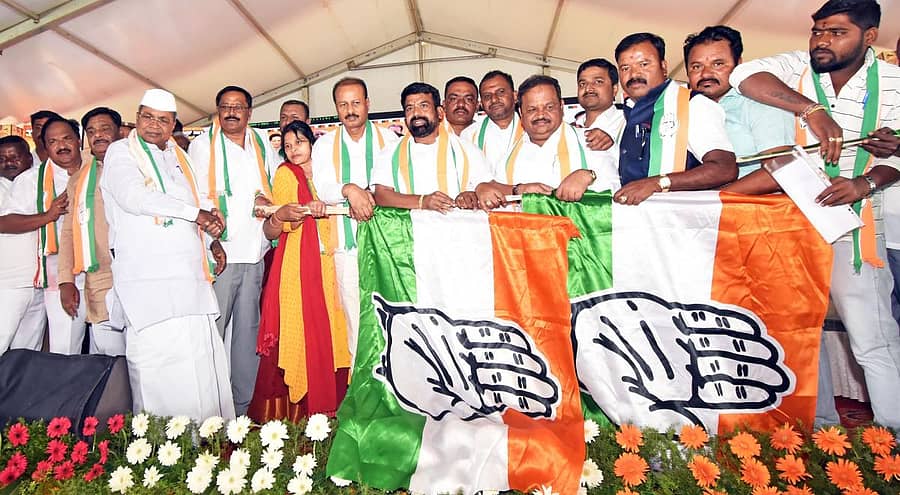 ಚಾಮುಂಡೇಶ್ವರಿ ಕ್ಷೇತ್ರದ ಲಿಂಗದೇವರ ಕೊಪ್ಪಲು ಗ್ರಾಮದಲ್ಲಿ ಶುಕ್ರವಾರ ನಡೆದ ಕಾಂಗ್ರೆಸ್ ಸಮಾವೇಶದಲ್ಲಿ ಜೆಡಿಎಎಸ್‌ ತೊರೆದು ಕಾಂಗ್ರೆಸ್ ಸೇರ್ಪಡೆಯಾದ ಮುಖಂಡರನ್ನು ವಿಧಾನಸಭೆಯ ವಿರೋಧ ಪಕ್ಷದ ನಾಯಕ ಸಿದ್ದರಾಮಯ್ಯ ಹಾಗೂ ಮುಖಂಡರು ಬರಮಾಡಿಕೊಂಡರು