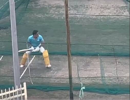 ನೆಟ್‌ನಲ್ಲಿ ಅಭ್ಯಾಸ ನಡೆಸುತ್ತಿರುವ ಎಂ.ಎಸ್‌.ಧೋನಿ