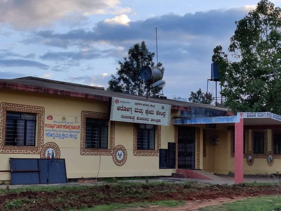 ಹನಗೋಡು ಹೋಬಳಿಯ ನೇರಳಕುಪ್ಪೆ ಗ್ರಾಮದಲ್ಲಿರುವ ಪ್ರಾಥಮಿಕ ಆರೋಗ್ಯ ಕೇಂದ್ರ (ಎಡಚಿತ್ರ). ನೇರಳಕುಪ್ಪೆ ಬಿ ಹಾಡಿಯಲ್ಲಿರುವ ಅಂಗನವಾಡಿ ಕೇಂದ್ರ