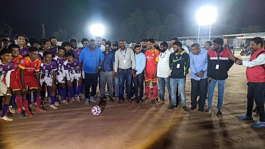 ರಾಷ್ಟ್ರೀಯ ಹೊನಲು ಬೆಳಕಿನ ಫುಟ್‌ಬಾಲ್‌ ಪಂದ್ಯಾವಳಿಗೆ ಶುಕ್ರವಾರ ಫುಟ್‌ಬಾಲ್‌ನ ಭಾರತ ತಂಡದ ಮಾಜಿ ನಾಯಕ ಹಾಗೂ ಹಾಲಿ ತಾಂತ್ರಿಕ ಸಮಿತಿ ಸದಸ್ಯ ಐ.ಎಂ.ವಿಜಯನ್ ಚಾಲನೆ ನೀಡಿದರು. ಅಂತರರಾಷ್ಟ್ರೀಯ ರಗ್ಬಿ ಆಟಗಾರ ಮಾದಂಡ ತಿಮ್ಮಯ್ಯ ಇದ್ದಾರೆ. (ಎಡಚಿತ್ರ) ಕೇರಳದ ಯುನೈಟೆಡ್ ಕಣ್ಣೂರು ಹಾಗೂ ಕೊಡಗಿನ ಕಲ್ಲು ಬಾಯ್ಸ್ ಕಲ್ಲುಬಾಣೆ ತಂಡಗಳ ನಡುವೆ ಅಮ್ಮತ್ತಿಯ ಪ್ರೌಢಶಾಲಾ ಮೈದಾನದಲ್ಲಿ ಫುಟ್‌ಬಾಲ್ ಪಂದ್ಯ ನಡೆಯಿತು