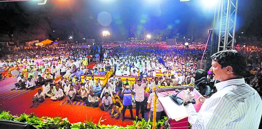 ಬೆಳಗಾವಿ ತಾಲ್ಲೂಕು ಸುಳೇಬಾವಿಯಲ್ಲಿನ ಕಾರ್ಯಕರ್ತರ ಸಮಾವೇಶದಲ್ಲಿ ಶಾಸಕ ರಮೇಶ ಜಾರಕಿಹೊಳಿ ಮಾತನಾಡಿದರು