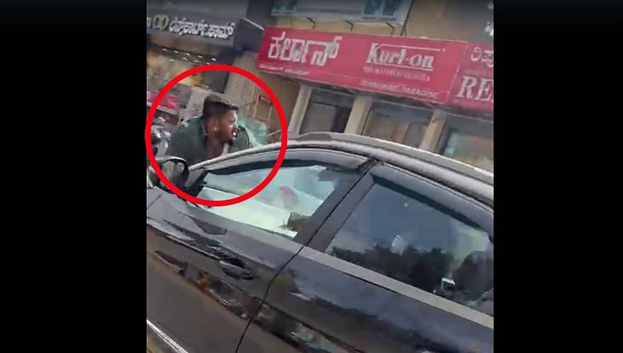 ಕಾರಿನ ಬಾನೆಟ್ಗೆ ಸಿಲುಕಿರುವ ವ್ಯಕ್ತಿ