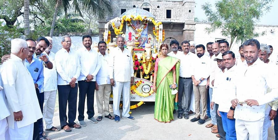 ಕೊಪ್ಪಳದಲ್ಲಿ ಶನಿವಾರ ನಡೆದ ನಿಜಶರಣ ಅಂಬಿಗರ ಚೌಡಯ್ಯ ಜಯಂತಿ ಕಾರ್ಯಕ್ರಮದ ಅಂಗವಾಗಿ ಮೆರವಣಿಗೆ ನಡೆಯಿತು