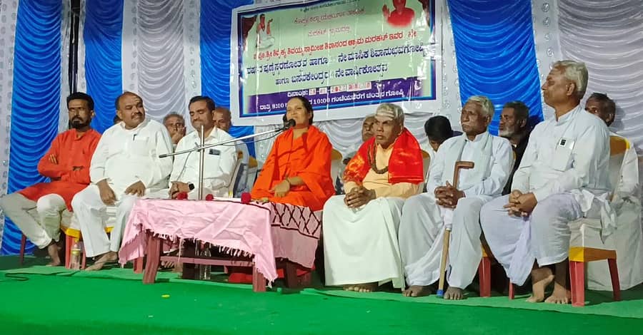 ಯಲಬುರ್ಗಾ ತಾಲ್ಲೂಕು ಮರಕಟ್ಟ ಗ್ರಾಮದಲ್ಲಿ ಶುಕ್ರವಾರ ಶಿವಯ್ಯ ಸ್ವಾಮೀಜಿ ಅವರ 8ನೇ ವರ್ಷದ ಪುಣ್ಯ ಸ್ಮರಣೋತ್ಸವ ಕಾರ್ಯಕ್ರಮದಲ್ಲಿ ಅತ್ತಿವೇರಿ ಬಸವಧಾಮದ ಮಾತೆ ಬಸವೇಶ್ವರಿ ಮಾತನಾಡಿದರು