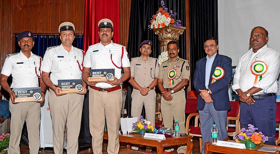 ನಗರದಲ್ಲಿ ಶನಿವಾರ ಆಯೋಜಿಸಿದ್ದ ರಾಷ್ಟ್ರೀಯ ರಸ್ತೆ ಸುರಕ್ಷತಾ ಸಪ್ತಾಹದ ಸಮಾರೋಪ ಸಮಾರಂಭದಲ್ಲಿ ಪ್ರಮುಖ ಜಂಕ್ಷನ್ಗಳಲ್ಲಿ ಉತ್ತಮವಾಗಿ ಕಾರ್ಯ ನಿರ್ವಹಿಸಿದ (ಎಡದಿಂದ) ಟ್ರಾಫಿಕ್ ಇನ್ಸ್ಪೆಕ್ಟರ್ಗಳಾದ ಬಿ.ಆರ್.ರಾಘವೇಂದ್ರ (ಯಶವಂತಪುರ), ಕೆ.ವಸಂತಕುಮಾರ್ (ಹೆಬ್ಬಾಳ), ಕೆ.ಒ.ಪುಟ್ಟಓಬಲ ರೆಡ್ಡಿ (ವೈಟ್ಫೀಲ್ಡ್) ಅವರಿಗೆ ಪ್ರಶಸ್ತಿ ಪ್ರದಾನ ಮಾಡಲಾಯಿತು. ಡಿಸಿಪಿ ಕುಲದೀಪ್ ಜೈನ್, ಸಂಚಾರ ವಿಭಾಗದ ಜಂಟಿ ಪೊಲೀಸ್ ಆಯುಕ್ತ ಎಂ.ಎನ್.ಅನುಚೇತ್, ಸಂಚಾರ ವಿಭಾಗದ ವಿಶೇಷ ಪೊಲೀಸ್ ಕಮಿಷನರ್ ಡಾ.ಎಂ.ಎ.ಸಲೀಂ ಮತ್ತು ಸಾರಿಗೆ ಇಲಾಖೆಯ ಕಾರ್ಯದರ್ಶಿ ಎನ್.ವಿ.ಪ್ರಸಾದ್ ಇದ್ದರು -– -ಪ್ರಜಾವಾಣಿ ಚಿತ್ರ