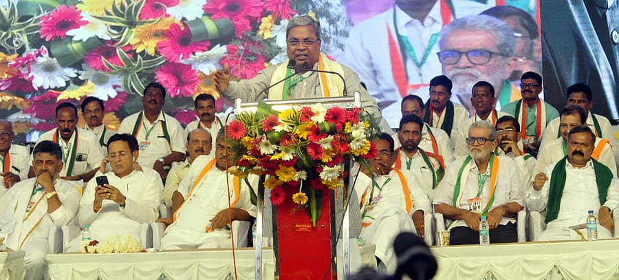 ಉಡುಪಿ ನಗರದ ಕ್ರಿಶ್ಚಿಯನ್ ಹೈಸ್ಕೂಲ್ ಮೈದಾನದಲ್ಲಿ ಭಾನುವಾರ ನಡೆದ ಕಾಂಗ್ರೆಸ್ ಪ್ರಜಾಧ್ವನಿ ಸಮಾವೇಶ ಉದ್ಘಾಟಿಸಿ ಮಾಜಿ ಮುಖ್ಯಮಂತ್ರಿ ಸಿದ್ದರಾಮಯ್ಯ ಮಾತನಾಡಿದರು.