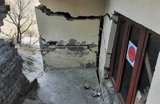 ಕಟ್ಟಡವೊಂದರಲ್ಲಿ ಬಿರುಕು ಕಾಣಿಸಿಕೊಂಡಿರುವ ದೃಶ್ಯ (ಟ್ವಿಟರ್ ಚಿತ್ರ)