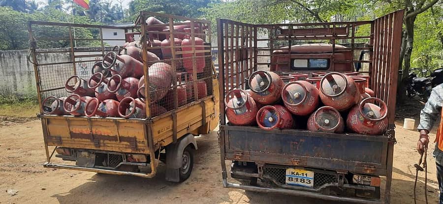 ವಿತರಣೆಗೆ ಸಿದ್ಧವಾಗಿರುವ ಅಡುಗೆ ಅನಿಲ ಸಿಲಿಂಡರ್ಗಳು