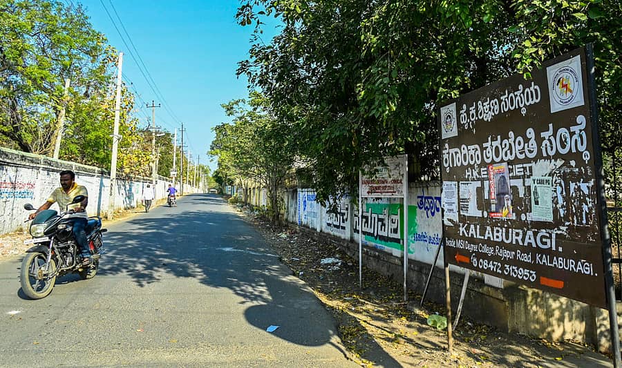 ಕೈಗಾರಿಕಾ ತರಬೇತಿ ಸಂಸ್ಥೆಗೆ ಹೋಗುವ ಮಾರ್ಗಸೂಚಿ ಫಲಕಕ್ಕೆ ಪೋಸ್ಟರ್ ಅಂಟಿಸಿರುವುದುಪ್ರಜಾವಾಣಿ ಚಿತ್ರ / ತಾಜುದ್ದೀನ್ ಆಜಾದ್