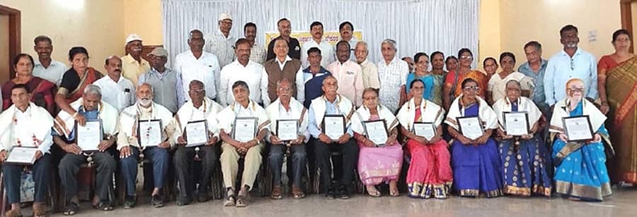 ನರಸಿಂಹರಾಜಪುರದ ಉಮಾಮಹೇಶ್ವರ ಸಭಾ ಭವನದಲ್ಲಿ ಭಾನುವಾರ ನಡೆದ ತಾಲ್ಲೂಕು ಸರ್ಕಾರಿ ನಿವೃತ್ತ ನೌಕರರ ಸಂಘದ ಸಭೆಯಲ್ಲಿ 75ವರ್ಷ ಪೂರೈಸಿದ ಸಂಘದ 12 ಮಂದಿಯನ್ನು ಸನ್ಮಾನಿಸಲಾಯಿತು. ತಾಲ್ಲೂಕು ಸರ್ಕಾರಿ ನಿವೃತ್ತ ನೌಕರರ ಸಂಘದ ಅಧ್ಯಕ್ಷ ಕೆ.ಗಣಪತಿ ಇದ್ದರು.