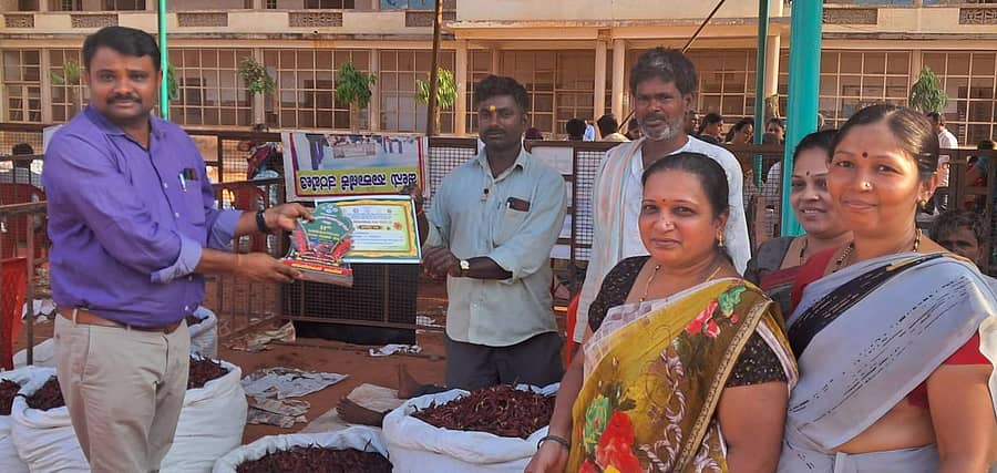 ಹುಬ್ಬಳ್ಳಿಯ ಮೂರು ಸಾವಿರ ಮಠದ ಪ್ರೌಢಶಾಲಾ ಆವರಣದಲ್ಲಿ ನಡೆದ ಮೂರು ದಿನಗಳ ಒಣ ಮೆಣಸಿನಕಾಯಿ ಮೇಳದಲ್ಲಿ ಪಾಲ್ಗೊಂಡ ರೈತರಿಗೆ ಅಧಿಕಾರಿಗಳು ಪ್ರಮಾಣಪತ್ರ ವಿತರಿಸಿದರು –  ಪ್ರಜಾವಾಣಿ ಚಿತ್ರ