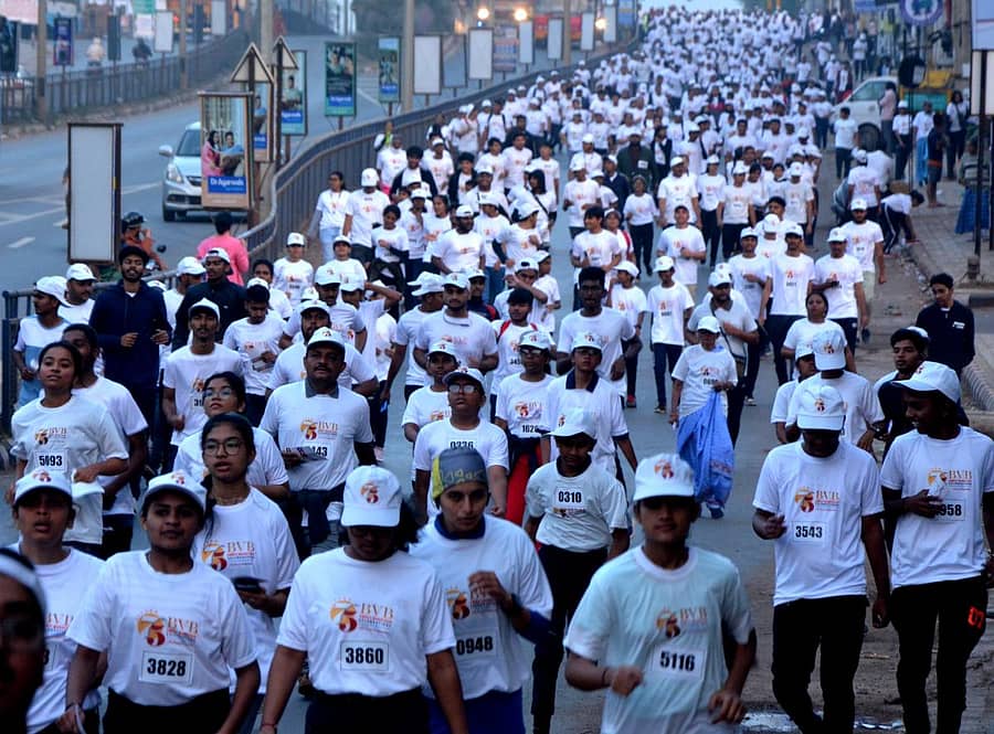 ಹುಬ್ಬಳ್ಳಿಯ ಕೆಎಲ್‍ಇ ಸಂಸ್ಥೆಯ ಬಿವಿಬಿ ಎಂಜಿನಿಯರಿಂಗ್‌ ಕಾಲೇಜಿನ ಅಮೃತ ಮಹೋತ್ಸವದ ಅಂಗವಾಗಿ, ಭಾನುವಾರ ‘ಹುಬ್ಬಳ್ಳಿ ಮ್ಯಾರಥಾನ್– 2023’ ನಡೆಯಿತು– ಪ್ರಜಾವಾಣಿ ಚಿತ್ರ