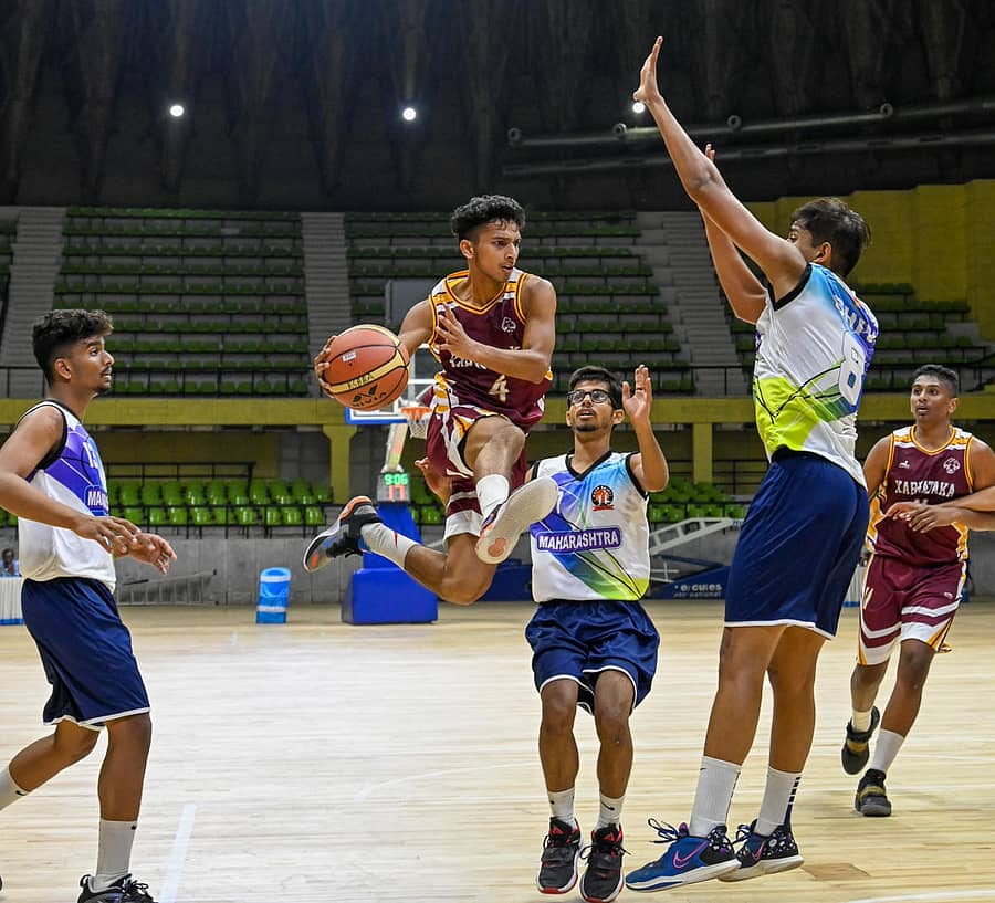 ಕರ್ನಾಟಕದ ಎಂ.ಬಿ.ಶಶಾಂಕ್ ಗೌಡ (ಎಡದಿಂದ ಎರಡನೆಯವರು) ಪಾಯಿಂಟ್ ಗಳಿಸಲು ಪ್ರಯತ್ನಿಸಿದರು –ಪ್ರಜಾವಾಣಿ ಚಿತ್ರ/ ಬಿ.ಎಚ್.ಶಿವಕುಮಾರ್