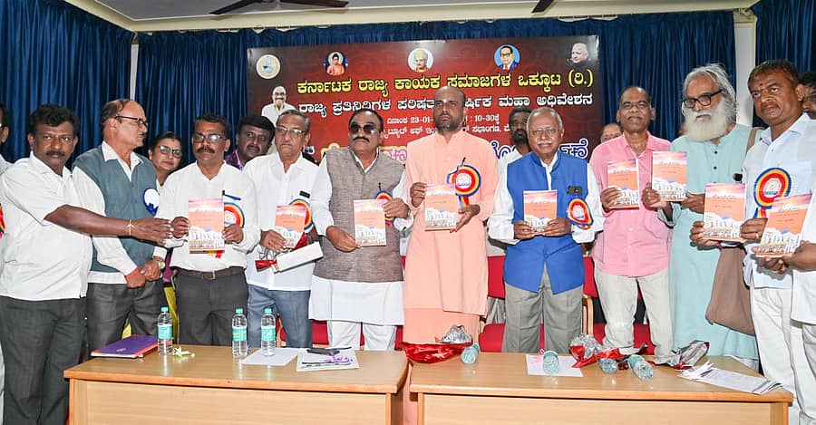 ಮೈಸೂರಿನ ಎಂಜಿನಿಯರುಗಳ ಸಂಸ್ಥೆಯಲ್ಲಿ ಕರ್ನಾಟಕ ರಾಜ್ಯ ಕಾಯಕ ಸಮಾಜಗಳ ಒಕ್ಕೂಟ ಆಯೋಜಿಸಿದ್ದ ರಾಜ್ಯ ಪ್ರತಿನಿಧಿಗಳ ಅಧಿವೇಶನದಲ್ಲಿ ಒಕ್ಕೂಟದ ಅಧ್ಯಕ್ಷ ಕೆ.ಸಿ.ಪುಟ್ಟಸಿದ್ಧಶೆಟ್ಟಿ ಅವರ ‘ಹೊಂಗಿರಣ’ ಕೃತಿಯನ್ನು ಇತಿಹಾಸತಜ್ಞ ಪ್ರೊ.ಪಿ.ವಿ.ನಂಜರಾಜ ಅರಸ್ ಬಿಡುಗಡೆ ಮಾಡಿದರು. ಒಕ್ಕೂಟದ ನಂಜಪ್ಪ, ಯೋಗೀಶ್ ಉಪ್ಪಾರ, ಶಿವಪುತ್ರಪ್ಪ ಇಟಗಿ, ಜ್ಞಾನಪ್ರಕಾಶ ಸ್ವಾಮೀಜಿ, ವಿಶ್ರಾಂತ ಕುಲಪತಿ ಪ್ರೊ.ವೆಂಕಟರಾಮಯ್ಯ, ಮಹೇಶ್ಚಂದ್ರಗುರು, ಪುಟ್ಟಸ್ವಾಮಿಶೆಟ್ಟಿ ಇದ್ದಾರೆ