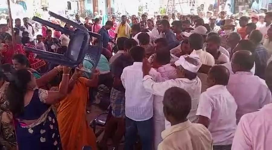 ಬಿ.ಗೌಡಗೆರೆ ಗ್ರಾಮದಲ್ಲಿ  ಸೋಮವಾರ ನಡೆದ ಮಲೈಮಹದೇಶ್ವರ ಸ್ವಾಮಿಯ ನೂತನ ವಿಗ್ರಹ ಪ್ರತಿಷ್ಠಾಪನೆ ಮತ್ತು ದೇವಾಲಯ ಉದ್ಘಾಟನೆ ವೇಳೆ ಸಂಸದೆ ಸುಮಲತಾ ವೇದಿಕೆ ಹತ್ತಿದ್ದಕ್ಕೆ ಎರಡು ಗುಂಪುಗಳ ನಡುವೆ ಜಟಾಪಟಿ ನಡೆಯಿತು