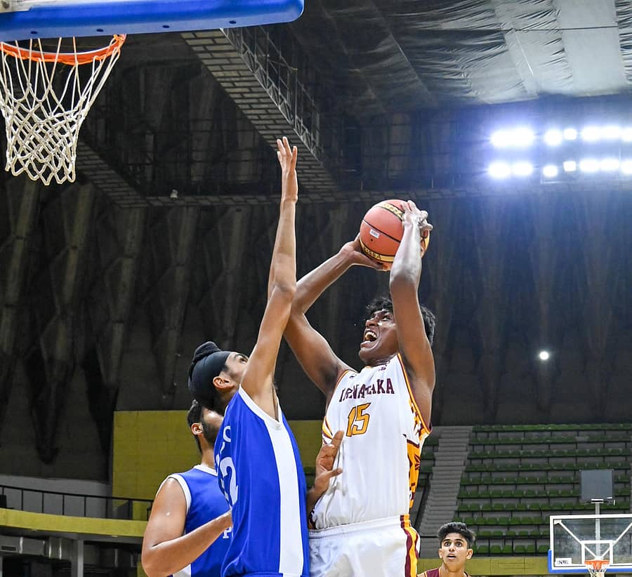 ಕರ್ನಾಟಕದ ನಿಹಾಲ್ (ಬಲ) ಪಾಯಿಂಟ್‌ ಗಳಿಸಲು ಪ್ರಯತ್ನಿಸಿದರು