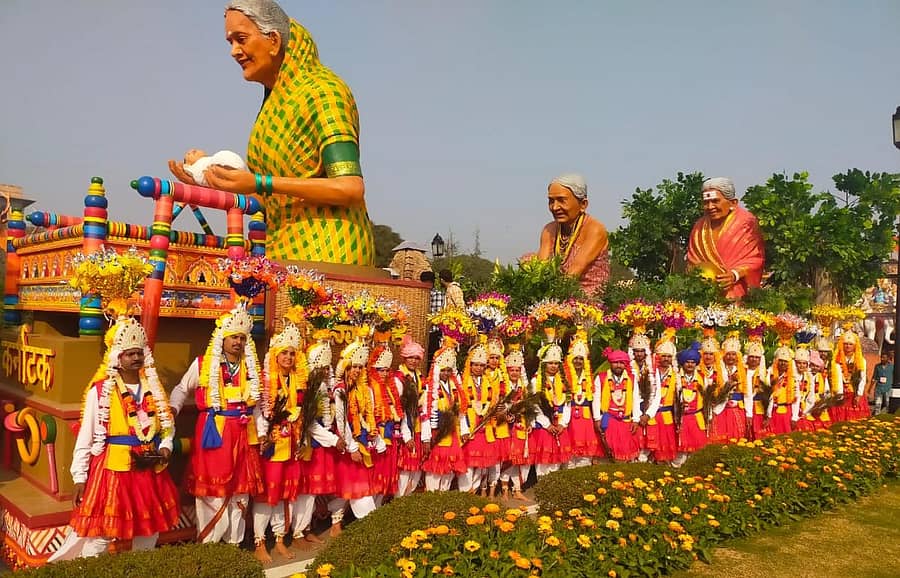 ನವದೆಹಲಿಯ ರಾಜಪಥದಲ್ಲಿ ಕರ್ನಾಟಕ ಪ್ರತಿನಿಧಿಸುವ ಸ್ತಬ್ಧಚಿತ್ರದೊಂದಿಗೆ ಉತ್ತರ ಕನ್ನಡದ ಹಾಲಕ್ಕಿ ಸುಗ್ಗಿ ಕುಣಿತದ ತಂಡ