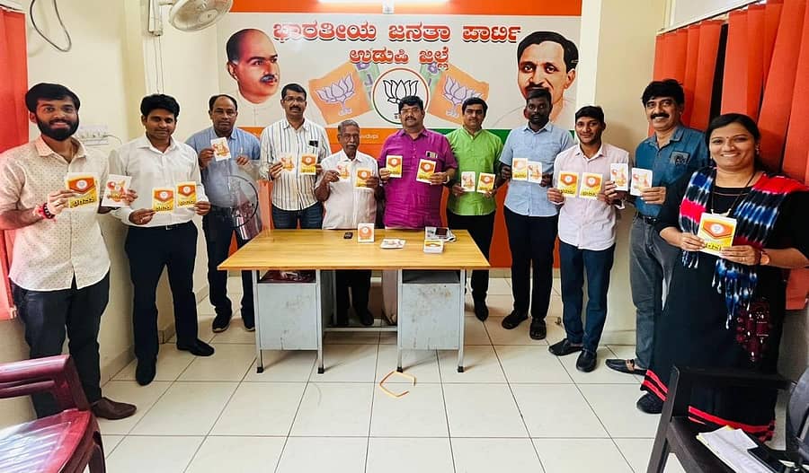 ಉಡುಪಿ ಬಿಜೆಪಿ ಜಿಲ್ಲಾ ಕಚೇರಿಯಲ್ಲಿ ಮಂಗಳವಾರ ನಡೆದ ‘ವಿಜಯ ಸಂಕಲ್ಪ ಅಭಿಯಾನ'ದ ಸ್ಟಿಕ್ಕರ್ ಅನ್ನು ಬಿಜೆಪಿ ಜಿಲ್ಲಾ ಉಪಾಧ್ಯಕ್ಷ ರವಿ ಅಮೀನ್ ಬನ್ನಂಜೆ ಬಿಡುಗಡೆಗೊಳಿಸಿದರು.