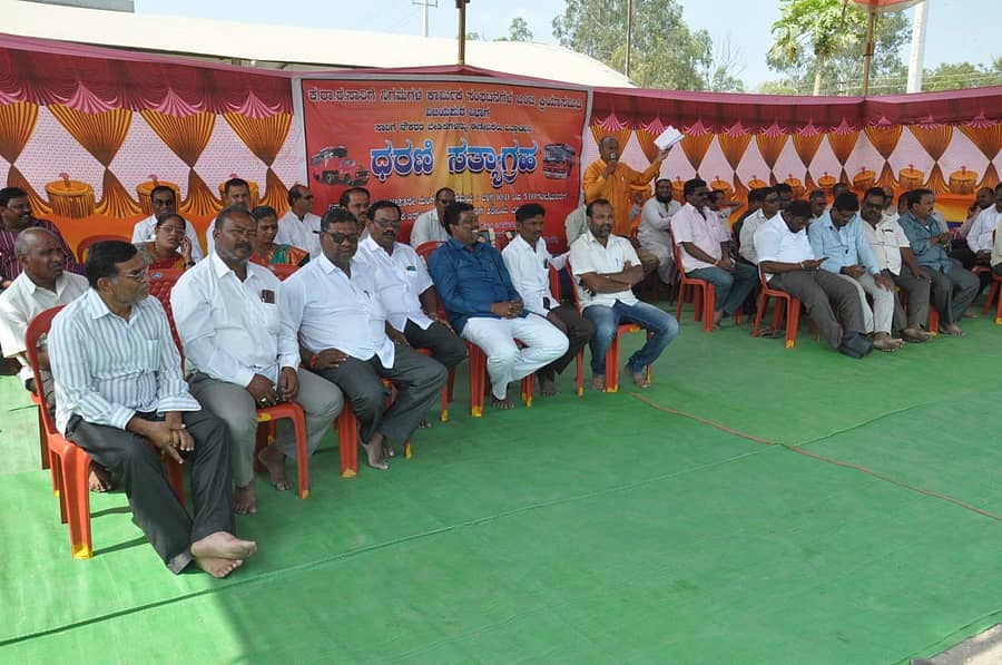 ಕಲ್ಯಾಣ ಕರ್ನಾಟಕ ರಸ್ತೆ ಸಾರಿಗೆ ನಿಗಮದ ವಿಜಯಪುರ ಜಿಲ್ಲಾ ವಿಭಾಗೀಯ ನಿಯಂತ್ರಣಾಧಿಕಾರಿಗಳ ಕಚೇರಿ ಎದುರು ಮಂಗಳವಾರ ವಿವಿಧ ಬೇಡಿಕೆಗಳ ಈಡೇರಿಕೆ ಆಗ್ರಹಿಸಿ ಸಾರಿಗೆ ನೌಕರರು ಧರಣಿ ನಡೆಸಿದರು