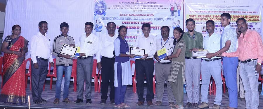 ನಗರದ ಹುಕ್ಕೇರಿ ಮಠದ ಶಿವಬಸವೇಶ್ವರ ಕಲ್ಯಾಣ ಮಂಟಪದಲ್ಲಿ ಹಮ್ಮಿಕೊಂಡಿದ್ದ ಪಠ್ಯ ಆಧಾರಿತ ಸ್ಪರ್ಧಾತ್ಮಕ ಪರೀಕ್ಷೆ (ಸಿಬಿಸಿ) ಮತ್ತು ರಸಪ್ರಶ್ನೆ ಸ್ಪರ್ಧೆಯಲ್ಲಿ ವಿಜೇತರಾದ ವಿದ್ಯಾರ್ಥಿಗಳಿಗೆ ಡಿಡಿಪಿಐ ಜಗದೀಶ್ವರ ಬಿ.ಎಸ್ ಅವರು ಪುಸ್ತಕ ಮತ್ತು ಪ್ರಮಾಣಪತ್ರ ನೀಡಿ ಅಭಿನಂದಿಸಿದರು