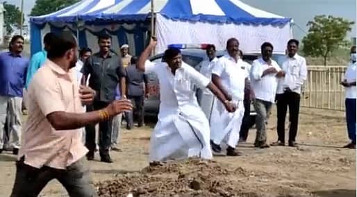 ಕಾರ್ಯಕರ್ತರ ಮೇಲೆ ತಮಿಳುನಾಡು ಸಚಿವ ಎಸ್.ಎಂ. ನಾಸರ್ ಕಲ್ಲು ತೂರಾಟ ನಡೆಸುತ್ತಿರುವ ದೃಶ್ಯ (ಟ್ವಿಟರ್ ಚಿತ್ರ)