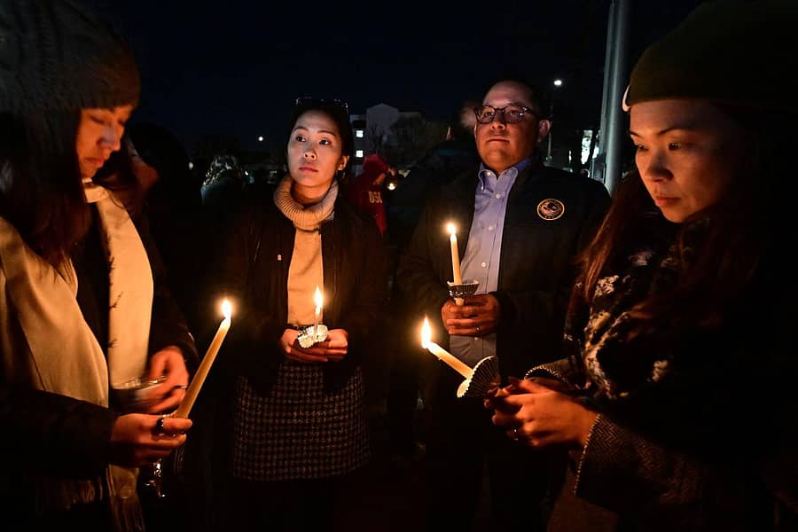 ಬಂದೂಕು ದಾಳಿಯಿಂದ ಹತ್ಯೆಗೀಡಾದವರ ಗೌರವಾರ್ಥ, ಕ್ಯಾಲಿಫೋರ್ನಿಯಾದ ಸಿಟಿಹಾಲ್ ಎದುರು ಮಂಗಳವಾರ ಮೊಂಬತ್ತಿ ಬೆಳಗಿಸಲಾಯಿತು–ಎಎಫ್ಪಿ ಚಿತ್ರ