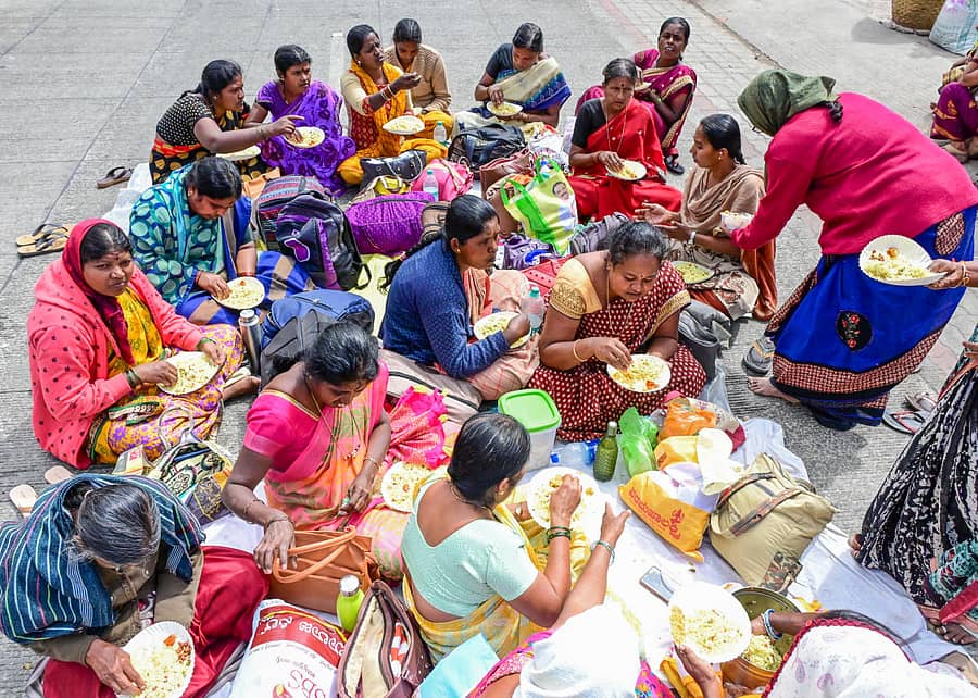ಪ್ರತಿಭಟನೆ ನಡೆಸುತ್ತಿರುವ ಅಂಗನವಾಡಿ ಕಾರ್ಯಕರ್ತೆಯರು ಮತ್ತು ಸಹಾಯಕಿಯರು ರಸ್ತೆಯಲ್ಲಿ ಕುಳಿತು ಊಟ ಮಾಡಿದರು – ಪ್ರಜಾವಾಣಿ ಚಿತ್ರ