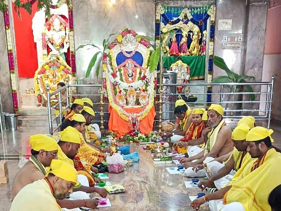 ಹಿರಿಯೂರಿನ ಕನ್ಯಕಾ ಪರಮೇಶ್ವರಿ ದೇವಸ್ಥಾನದಲ್ಲಿ ಸೋಮವಾರ ವಾಸವಿ ಆತ್ಮಾರ್ಪಣಾ ದಿನದ ಪ್ರಯುಕ್ತ ನಡೆದ ಸಮಾರಂಭದಲ್ಲಿ ಆರ್ಯವೈಶ್ಯ ಸಮಾಜದ 17 ಜನ ವಾಸವಿ ದೀಕ್ಷಾ ಮಾಲಾಧಾರಿಗಳಾಗಿರುವುದು.