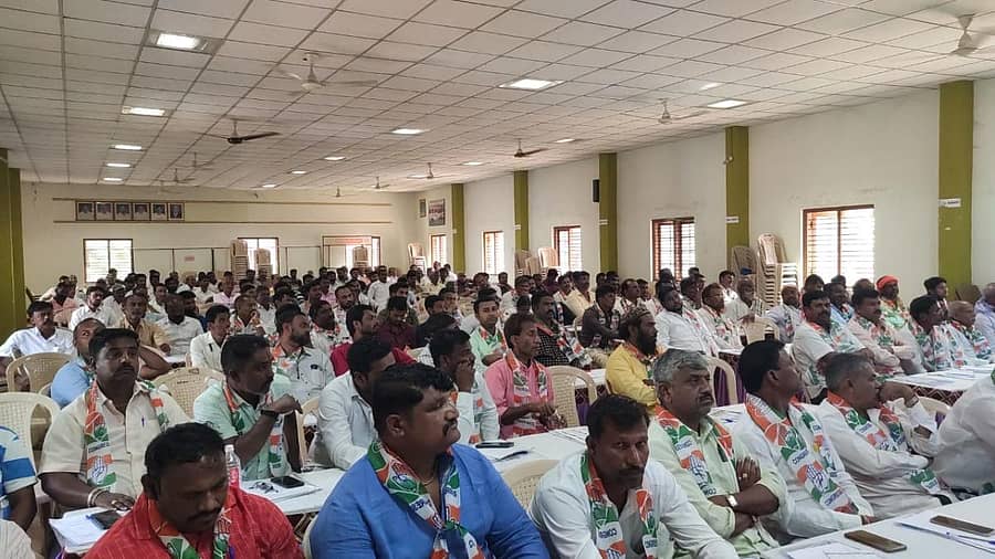 ಧಾರವಾಡದ ರಾಜ್ಯ ನೌಕರರ ಸಂಘದ ಸಭಾಭವನದಲ್ಲಿ ಕಾಂಗ್ರೆಸ್ ಪಕ್ಷ ಹಮ್ಮಿಕೊಂಡಿದ್ದ ವಿಜಯ ಸಂಕಲ್ಪ ಶಿಬಿರದಲ್ಲಿ ಬೂತ್ ಮಟ್ಟದ ಅಧ್ಯಕ್ಷರು, ಕಾರ್ಯಕರ್ತರು ಭಾಗವಹಿಸಿದ್ದರು.