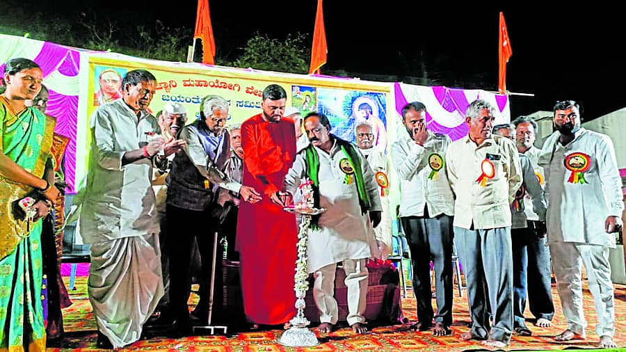 ಅಣ್ಣಿಗೇರಿಯ ಎಸ್.ಎಂ.ಪಾಟೀಲ ಸಭಾಭವನದಲ್ಲಿ ಹಮ್ಮಿಕೊಂಡಿದ್ದ ತತ್ವಜ್ಞಾನಿ ಮಹೊಯೋಗಿ ವೇಮನರ ಜಯಂತ್ಯುತ್ಸವವನ್ನು ಗಣ್ಯರು ಉದ್ಘಾಟಿಸಿದರು