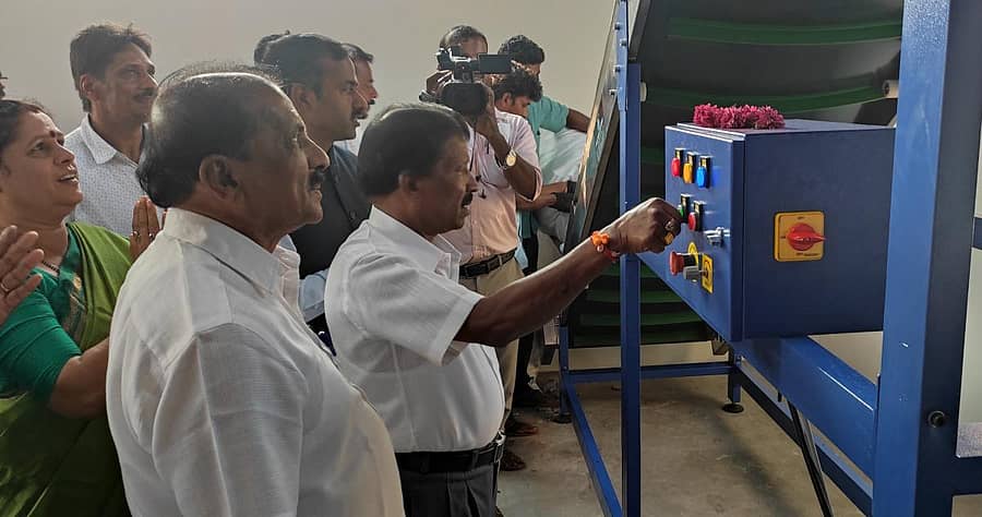 ಬಡಗಬೆಟ್ಟು ಗ್ರಾಮ ಪಂಚಾಯಿತಿಯ ನೇತಾಜಿ ನಗರದಲ್ಲಿ ಮಿನಿ ಎಂಆರ್ಎಫ್ ಕೇಂದ್ರದ ಪ್ಲಾಸ್ಟಿಕ್ ತ್ಯಾಜ್ಯ ನಿರ್ವಹಣಾ ಘಟಕವನ್ನು ಜಿಲ್ಲಾ ಉಸ್ತುವಾರಿ ಸಚಿವ ಎಸ್. ಅಂಗಾರ