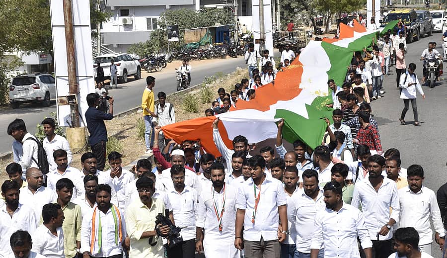 ಯಾದಗಿರಿಯಲ್ಲಿ ಗಣರಾಜ್ಯೋತ್ಸವದ ಅಂಗವಾಗಿ ಸಮೃದ್ಧಿ ಸೇವಾ ಚಾರಿಟೇಬಲ್ ಟ್ರಸ್ಟ್ ವತಿಯಿಂದ 500 ಮೀಟರ್ ಉದ್ದದ ಬೃಹತ್ ರಾಷ್ಟ್ರಧ್ವಜ ಮೆರವಣಿಗೆ ನಡೆಯಿತು