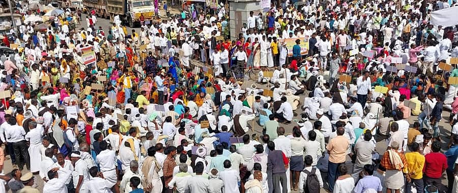 ಎಸ್ಟಿ ಮೀಸಲಾತಿಗೆ ಆಗ್ರಹಿಸಿ ಕಾಡುಗೊಲ್ಲ ಸಮುದಾಯದ ವಿವಿಧ ಸಂಘಟನೆಗಳ ಕಾರ್ಯಕರ್ತರು ಬುಧವಾರ ಚಳ್ಳಕೆರೆ ನಗರದ ಪ್ರಮುಖ ಬೀದಿಗಳಲ್ಲಿ ಬೃಹತ್ ಪ್ರತಿಭಟನೆ ನಡೆಸಿದರು.