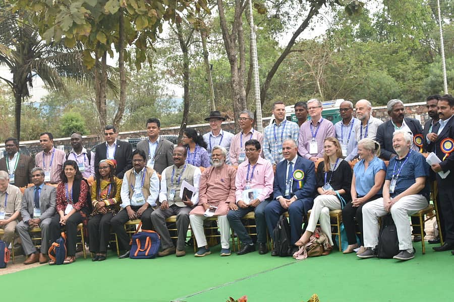 ಧಾರವಾಡದ ವಾಲ್ಮಿಯಲ್ಲಿ ಬುಧವಾರ ನಡೆದ ಅಂತರರಾಷ್ಟ್ರೀಯ ‘ಜಲ ನಿರ್ವಹಣೆ ಮತ್ತು ಹವಾಮಾನ ಬದಲಾವಣೆ’ ಕುರಿತ ಸಮ್ಮೇಳನದ ಮಾಧ್ಯಮ ಸಂವಾದದ ನಂತರ ವಿವಿಧ ರಾಷ್ಟ್ರಗಳ ಪ್ರತಿನಿಧಿಗಳು ಜಲತಜ್ಞ ಡಾ. ರಾಜೇಂದ್ರ ಸಿಂಗ್ ಅವರೊಂದಿಗೆ ಛಾಯಾಚಿತ್ರ ತೆಗೆಸಿಕೊಂಡರು     –ಪ್ರಜಾವಾಣಿ ಚಿತ್ರ