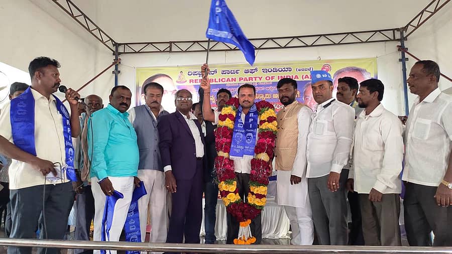 ಹೊಸಕೋಟೆಯ ಡಾ.ಬಿ.ಆರ್. ಅಂಬೇಡ್ಕರ್‌ ಭವನದಲ್ಲಿ ನಡೆದ ಅಭಿನಂದನಾ ಸಭೆಯಲ್ಲಿ ಆರ್‌ಪಿಐ ಮುಖಂಡರು ಪಾಲ್ಗೊಂಡಿದ್ದರು. ರಾಷ್ಟ್ರೀಯ ಕಾರ್ಯಾಧ್ಯಕ್ಷ ಡಾ.ಎಂ. ವೆಂಕಟಸ್ವಾಮಿ ಇದ್ದರು