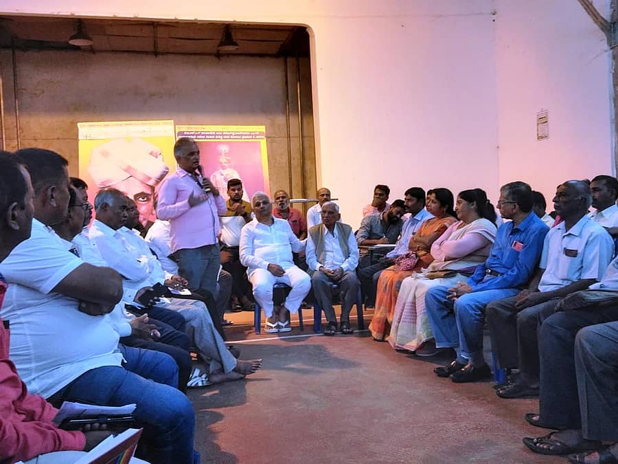 ಭದ್ರಾವತಿಯ ವಿಐಎಸ್‍ಎಲ್ ಉಳಿವಿಗಾಗಿ ಕಾರ್ಖಾನೆಯ ಗುತ್ತಿಗೆ ಕಾರ್ಮಿಕರ ಸಂಘದ ನೇತೃತ್ವದಲ್ಲಿ ಬುಧವಾರ ಕರೆದಿದ್ದ ಸರ್ವಪಕ್ಷಗಳ ಸಭೆಯ ನೋಟ.