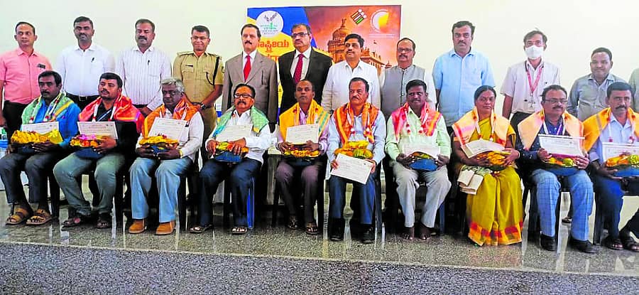 ಉತ್ತಮವಾಗಿ ಮತದಾರರ ಪಟ್ಟಿ ಪರಿಷ್ಕರಣೆ ಕಾರ್ಯ ಮಾಡಿದ ಬಿಎಲ್‌ಒ ಮತ್ತು ಇಎಲ್‌ಸಿಗಳನ್ನು ಚಿಕ್ಕಬಳ್ಳಾಪುರದಲ್ಲಿ ನಡೆದ ರಾಷ್ಟ್ರೀಯ ಮತದಾರರ ದಿನದ ಕಾರ್ಯಕ್ರಮದಲ್ಲಿ ಸನ್ಮಾನಿಸಲಾಯಿತು