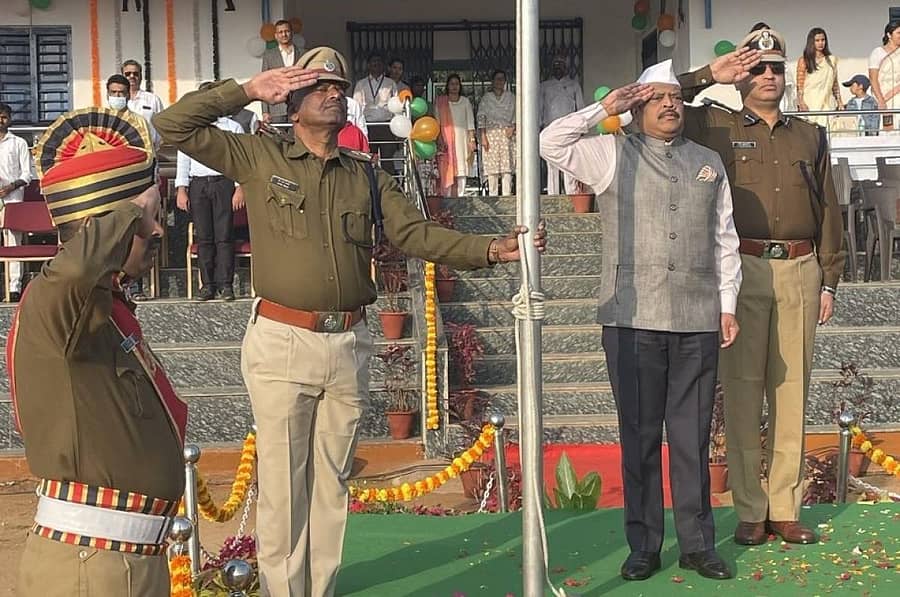 ಮೈಸೂರಿನ ರೈಲ್ವೆ ಮೈದಾನದಲ್ಲಿ ಗುರುವಾರ ನಡೆದ ಗಣರಾಜ್ಯೋತ್ಸವದಲ್ಲಿ ವಿಭಾಗೀಯ ರೈಲ್ವೆ ವ್ಯವಸ್ಥಾಪಕ ರಾಹುಲ್ ಅಗರ್ವಾಲ್ ಧ್ವಜಾರೋಹಣ ನೆರವೇರಿಸಿದರು