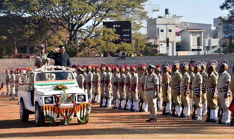 ಬೀದರ್ನ ಜಿಲ್ಲಾ ನೆಹರು ಕ್ರೀಡಾಂಗಣದಲ್ಲಿ ಆಯೋಜಿಸಿರುವ ಗಣರಾಜ್ಯೋತ್ಸವ ಕಾರ್ಯಕ್ರಮದಲ್ಲಿ ಪೊಲೀಸ್ ಪರೇಡ್ ವೀಕ್ಷಣೆ ಮಾಡಿದ ಜಿಲ್ಲಾಧಿಕಾರಿ ಗೋವಿಂದ ರಡ್ಡಿ