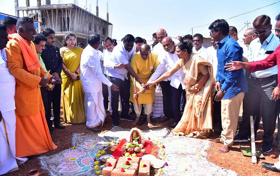 ಕೊಪ್ಪಳದಲ್ಲಿ ಗುರುವಾರ ಪತ್ರಿಕಾ ಭವನ ಕಟ್ಟಡ ನಿರ್ಮಾಣ ಕಾಮಗಾರಿಗೆ ಜಿಲ್ಲಾ ಉಸ್ತುವಾರಿ ಸಚಿವ ಆನಂದ್ ಸಿಂಗ್ ಭೂಮಿಪೂಜೆ ನೆರವೇರಿಸಿದರು