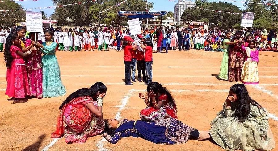 ಶಾಲಾ ವಿದ್ಯಾರ್ಥಿಗಳು ಹೆಣ್ಣು ಭ್ರೂಣ ಹತ್ಯೆ ತಡೆ ಕುರಿತು ನೃತ್ಯ ಪ್ರದರ್ಶನದ ಮೂಲಕ ಜಾಗೃತಿ ಮೂಡಿಸಿದರು