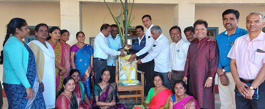ಕಿಕ್ಕೇರಿಯ ಕರ್ನಾಟಕ ಪಬ್ಲಿಕ್‌ ಶಾಲೆಯಲ್ಲಿ ಗುರುವಾರ ನಡೆದ ಕೆಎಸ್‌ನ ಜನ್ಮದಿನಾಚರಣೆಯಲ್ಲಿ ಅಲ್ಲಿಯ ಶಿಕ್ಷಕರು, ಸಿಬ್ಬಂದಿ ಬೇರೆ ವ್ಯಕ್ತಿಯೊಬ್ಬರ ಭಾವಚಿತ್ರಕ್ಕೆ ಪೂಜೆ ಸಲ್ಲಿಸುತ್ತಿರುವುದು