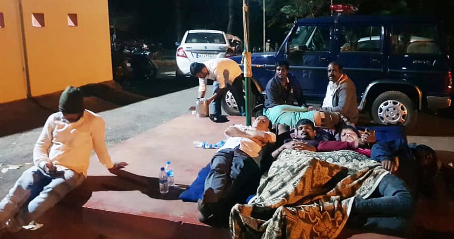 ತೀರ್ಥಹಳ್ಳಿ ಪಟ್ಟಣದ ಡಿವೈಎಸ್ಪಿ ಕಚೇರಿ ಎದುರು ಮಾಜಿ ಸಚಿವ ಕಿಮ್ಮನೆ ರತ್ನಾಕರ ಗುರುವಾರ ಮುಂಜಾನೆಯವರೆಗೂ ಧರಣಿ ನಡೆಸಿದರು