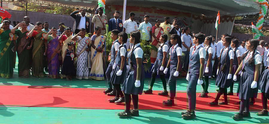 ಆನೇಕಲ್ನಲ್ಲಿ ರಾಷ್ಟ್ರೀಯ ಹಬ್ಬಗಳ ಆಚರಣಾ ಸಮಿತಿಯಿಂದ ಆಯೋಜಿಸಿದ್ದ ಗಣರಾಜ್ಯೋತ್ಸವ ಕಾರ್ಯಕ್ರಮದಲ್ಲಿ ವಿದ್ಯಾರ್ಥಿಗಳು ಪಥ ಸಂಚಲನ ನಡೆಸಿದರು(ಎಡಚಿತ್ರ). ಕಾರ್ಯಕ್ರಮದಲ್ಲಿ ವಿದ್ಯಾರ್ಥಿಗಳು ಅಂಬೇಡ್ಕರ್ ಅವರ ಜೀವನ ಸಾಧನೆ ಕುರಿತ ನೃತ್ಯರೂಪಕ ಪ್ರದರ್ಶಿಸಿದರು