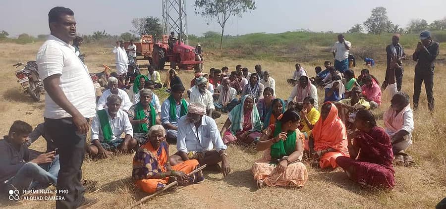 ಧರ್ಮಪುರ ಸಮೀಪದ ಗೂಳ್ಯದ ಹತ್ತಿರ ವಿದ್ಯುತ್ ಮಾರ್ಗದ ಕಾಮಗಾರಿ ನಿಲ್ಲಿಸುವಂತೆ ರೈತರು ಗುರುವಾರ ಪ್ರತಿಭಟನೆ ನಡೆಸಿದರು. ಕೆಲವು ರೈತರು ವಿದ್ಯುತ್ ಕಂಬ ಹತ್ತಿದರು.