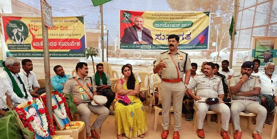 ದೇವನಹಳ್ಳಿ ತಾಲ್ಲೂಕಿನ ಚನ್ನರಾಯಪಟ್ಟಣದಲ್ಲಿ ನಡೆದ ರೈತರ ಧರಣಿ ಸ್ಥಳದಲ್ಲಿ ಹೆಚ್ಚುವರಿ ಜಿಲ್ಲಾ ಪೊಲೀಸ್ ವರಿಷ್ಠಾಧಿಕಾರಿ ಪುರುಷೋತ್ತಮ್ ಮಾತನಾಡಿದರು