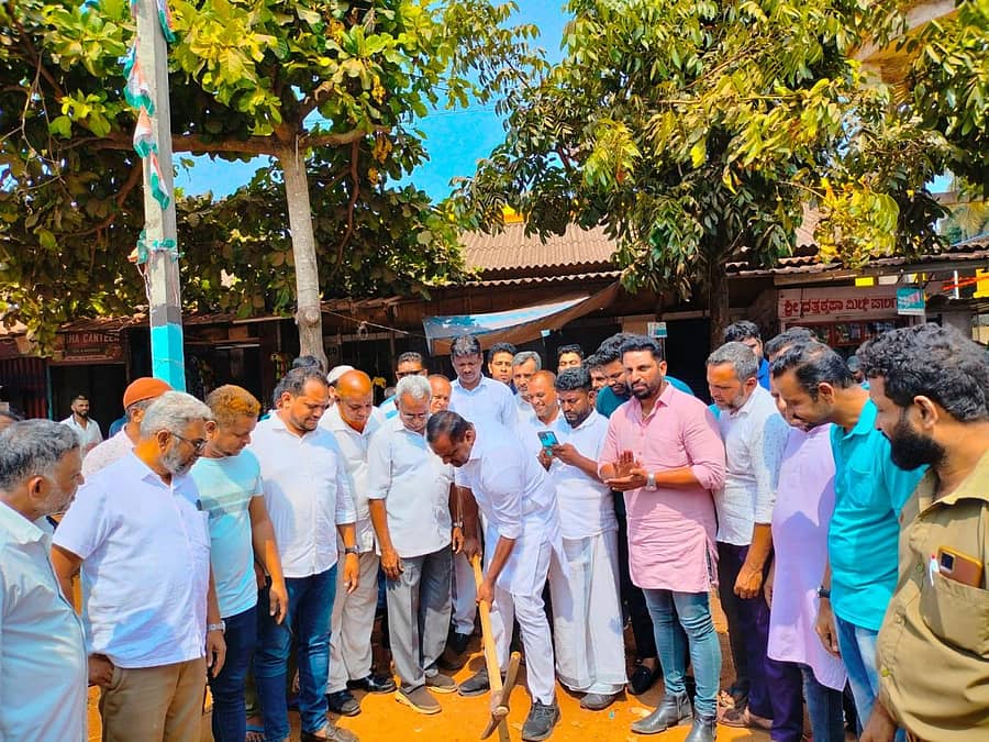 ದೇರಳಕಟ್ಟೆ ಜಂಕ್ಷನ್ ಫಾದರ್ ಮುಲ್ಲರ್ಸ್ ರಸ್ತೆ ಅಭಿವೃದ್ಧಿಗೆ ಶಾಸಕ ಯು.ಟಿ. ಖಾದರ್ ಶಿಲಾನ್ಯಾಸ ನೆರವೇರಿಸಿದರು.