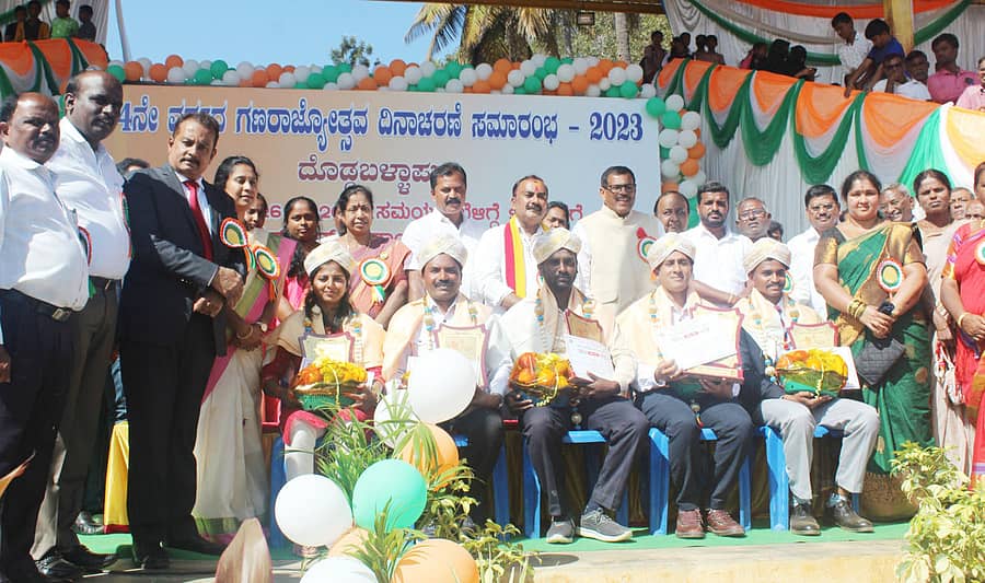 ದೊಡ್ಡಬಳ್ಳಾಪುರದಲ್ಲಿ ರಾಷ್ಟ್ರೀಯ ಹಬ್ಬಗಳ ಆಚರಣಾ ಸಮಿತಿಯಿಂದ ನಡೆದ ಗಣರಾಜ್ಯೋತ್ಸವ ಕಾರ್ಯಕ್ರಮದಲ್ಲಿ ವಿವಿಧ ಕ್ಷೇತ್ರದಲ್ಲಿ ಸಾಧನೆ ಮಾಡಿದವರನ್ನು ಸನ್ಮಾನಿಸಲಾಯಿತು